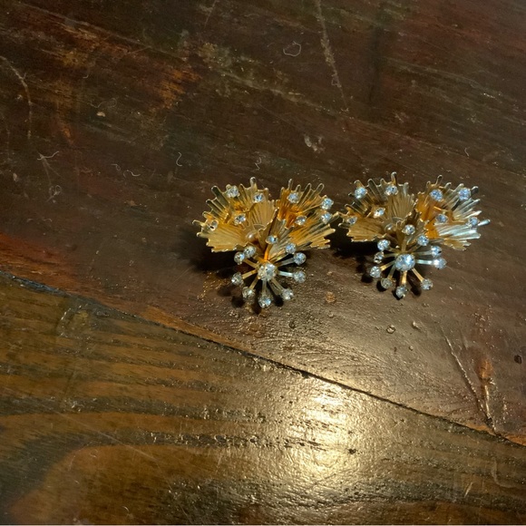 Vintage Gold Starburst Clip on Earrings - Picture 4 of 7